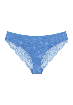Niebieskie koronkowe damskie figi kąpielowe z kwiatowymi wzorami i falistymi krawędziami na białym tle.