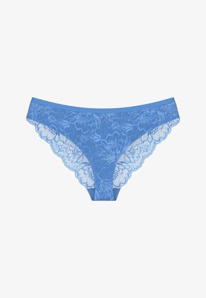 Niebieskie koronkowe damskie figi kąpielowe z kwiatowymi wzorami i falistymi krawędziami na białym tle.