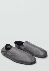 Czarne, wsuwane buty ze skóry o gładkiej fakturze i elastycznym otwarciu. Zaokrąglony kształt noska z minimalistycznym designem.