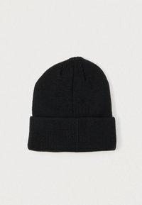 Gorro de malha preto, com um punho dobrado e padrão texturizado em nervuras. Feito de material flexível, ideal para o tempo frio.