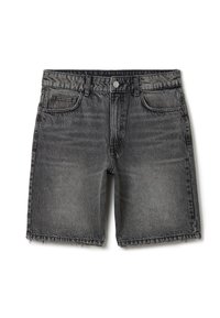 Pantalones cortos de mezclilla negra con un acabado desgastado, diseño de cinco bolsillos y dobladillos sin rematar. Presentan cierre de botón metálico y costuras a tono.