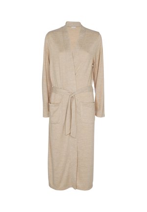 Lunga vestaglia beige in maglia con maniche lunghe, due tasche frontali, colletto a scialle e cintura abbinata annodata in vita.