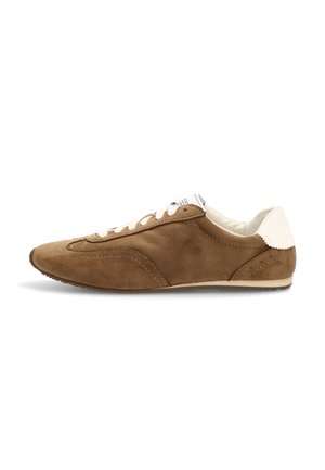 Zapatillas de ante marrón con punta redonda, cordones blancos y detalles de color claro en el talón y la lengua. Presenta un detalle de costura curva.