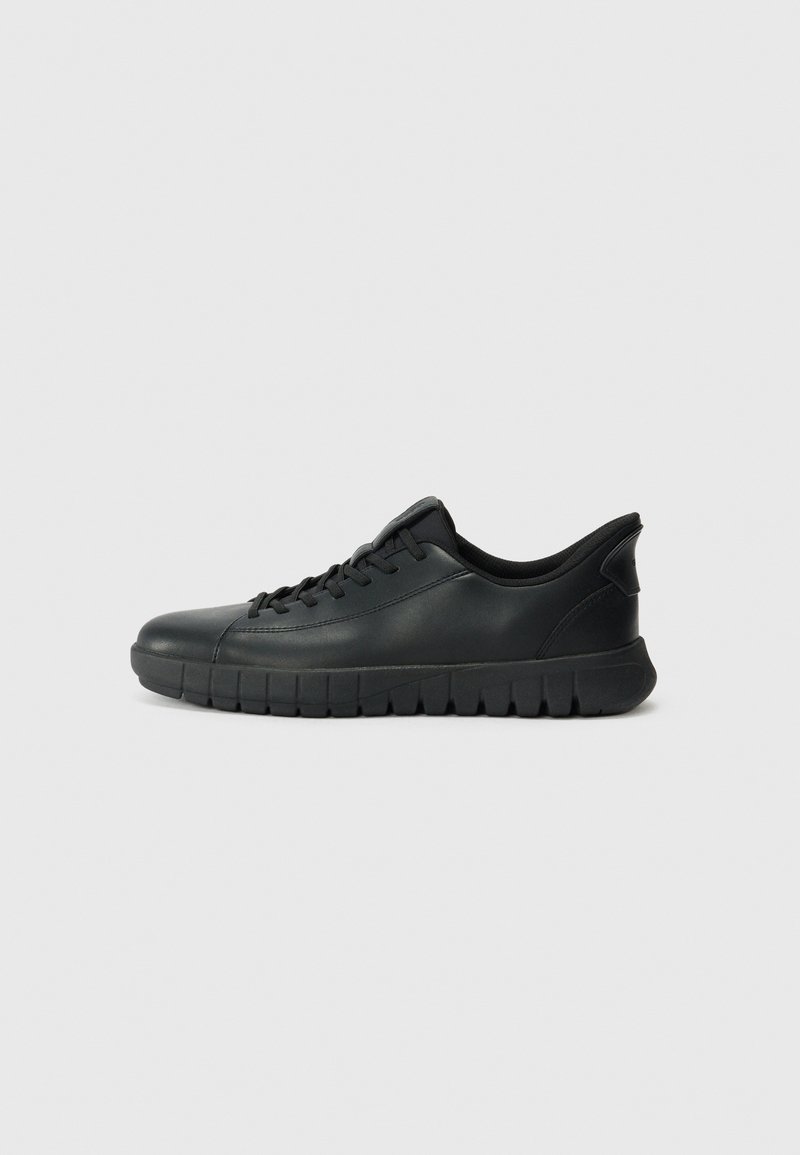 Sorte sneakers med en glatt lær øvre del, rund tå og en teksturert gummi yttersåle med tykk design. Snøring med minimalt detaljer.