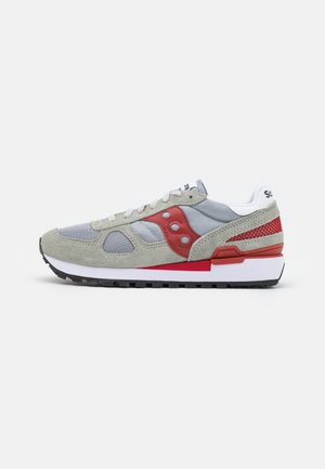 Sneakers in grey suede and mesh, featuring red accents, a white midsole, and black rubber outsole. Classic lace-up design.