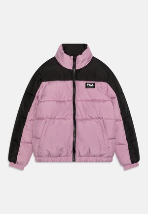 Dwukolorowa kurtka puchowa z czarnymi ramionami i rękawami, pudrowo-różowym korpusem, frontowym zamkiem błyskawicznym, kieszeniami po bokach oraz logo FILA na lewej piersi.