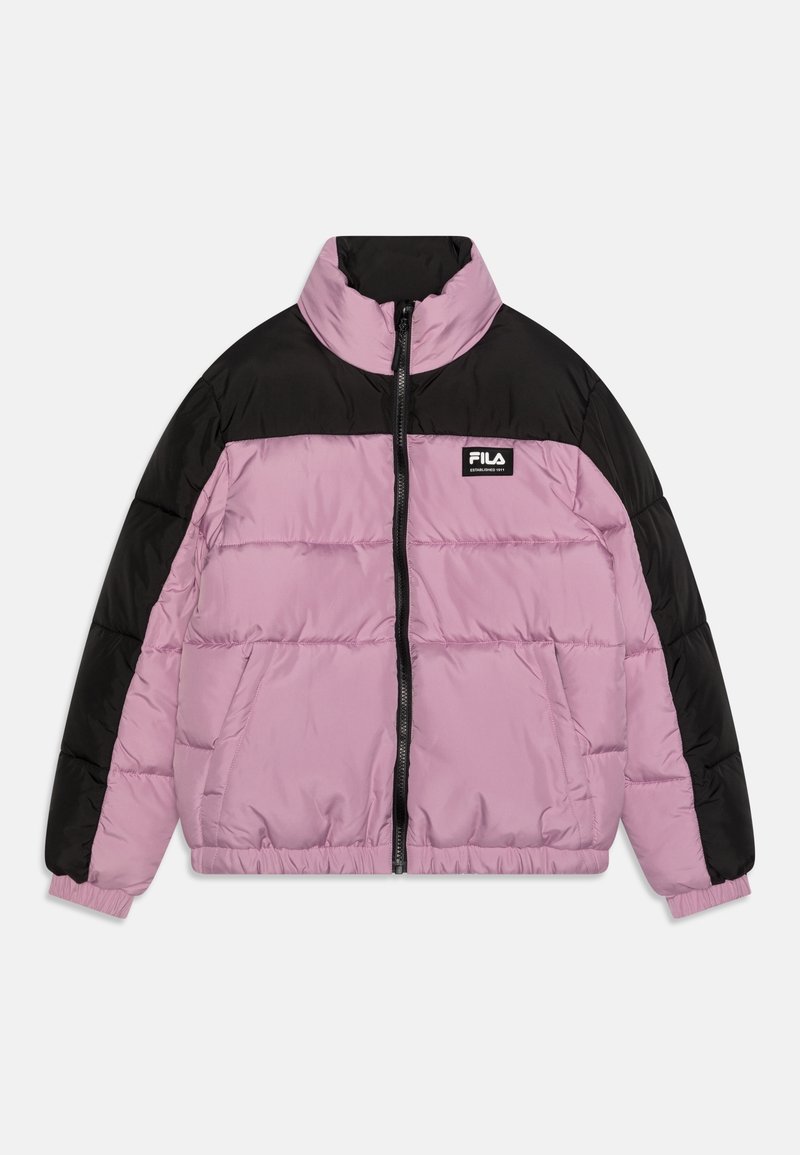 Chaqueta acolchada bicolor con hombros y mangas negras, cuerpo rosa polvo, cremallera frontal, bolsillos laterales y logo de FILA en el pecho izquierdo.