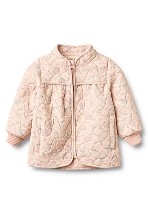 Giacca trapuntata rosa chiaro per bambina con cuciture ondulate, cerniera frontale, polsini a coste e motivo floreale discreto.