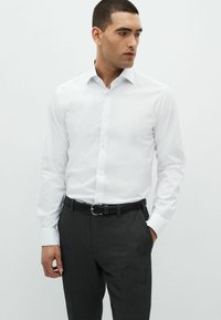 Next FOUR WAY STRETCH SINGLE CUFF REGULAR FIT - Kostymskjorta - white