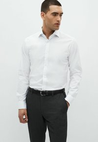 Next - FOUR WAY STRETCH SINGLE CUFF REGULAR FIT - Camicia elegante - white Immagine in miniatura 1