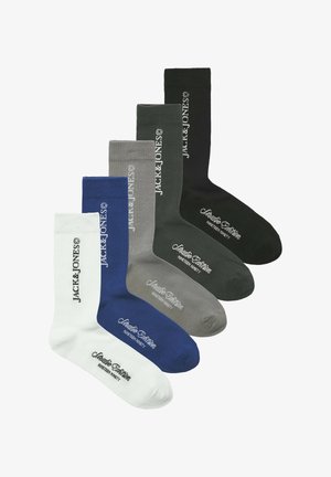 Vijf paar geribbelde sportsokken in wit, blauw, grijs, donkergrijs en zwart, met logoprints in contrasterende kleuren.