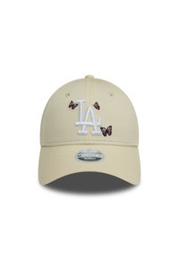 Beige baseballcaps med brodert "LA"-logo og rosa sommerfuglaksenter. Har en buet brem og justerbar stropp bak.