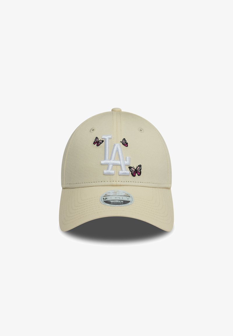 Beige baseballcaps med brodert "LA"-logo og rosa sommerfuglaksenter. Har en buet brem og justerbar stropp bak.