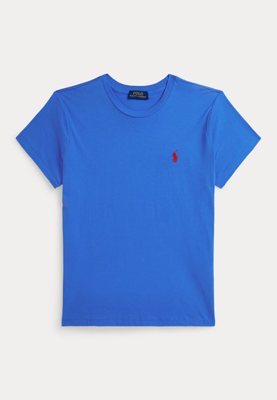 Blaues T-Shirt mit kurzen Ärmeln und Rundhalsausschnitt mit kleinem roten gesticktem Polo Ralph Lauren-Logo auf der linken Brust.