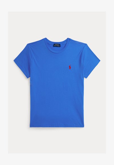 Blaues T-Shirt mit kurzen Ärmeln und Rundhalsausschnitt mit kleinem roten gesticktem Polo Ralph Lauren-Logo auf der linken Brust.