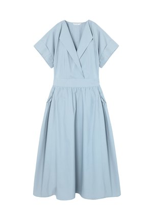 Hellblaues Midikleid mit weitem V-Ausschnitt, kurzen Ärmeln, tailliertem Schnitt und einem gerafften, voluminösen Rock.