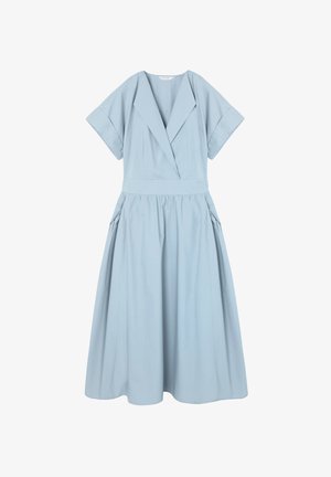 Hellblaues Midikleid mit weitem V-Ausschnitt, kurzen Ärmeln, tailliertem Schnitt und einem gerafften, voluminösen Rock.