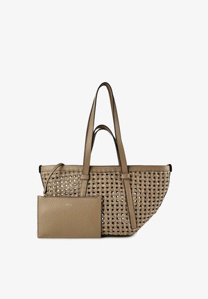 Bolso tote de cuero tejido con dos asas y un bolso pequeño de cuero con textura a juego, unido mediante una cremallera.