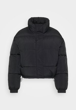 Sort cropped puffer-jakke med høj krave, quiltet design, elastiske manchetter og snor i kanten. Fremstillet af skinnende, let materiale.