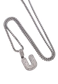 Sølv kæde halskæde med en U-formet vedhæng prydet med klare ædelstene, der viser en skinnende metalsk texture og detaljeret design.