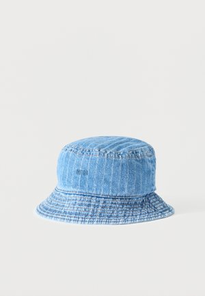 Kék farmer bucket kalap finom függőleges csíkokkal és varrott karimával, egyszerű fehér háttér előtt bemutatva.