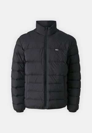 Giacca nera imbottita con collo alto, design trapuntato, zip frontale e un piccolo logo sul lato sinistro superiore. Materiale morbido e leggero.