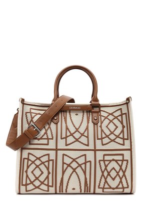 Bolso tote beige con patrones geométricos marrones, asas de cuero marrón y correa ajustable para el hombro, con la marca "DERIMOD" en el frente.