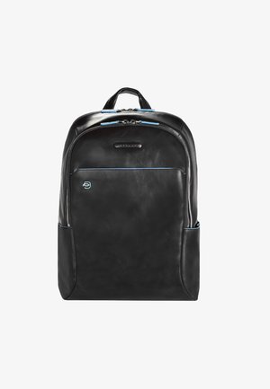 Schwarzer Leder-Rucksack mit glatter Textur, blauen Akzenten, einem Reißverschluss oben und seitlichen Taschen. Hat ein minimalistisches Design.