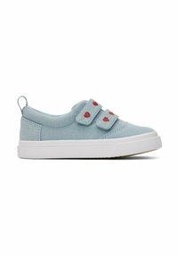 Lichtblauwe stoffen sneaker met twee verstelbare klittenbandsluitingen, voorzien van rode geborduurde accenten, witte rubberen zool en stoffen lus aan de hiel.