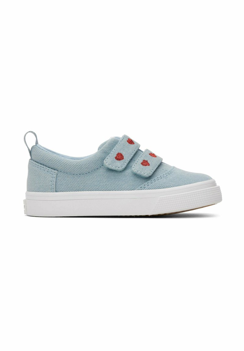 Lichtblauwe stoffen sneaker met twee verstelbare klittenbandsluitingen, voorzien van rode geborduurde accenten, witte rubberen zool en stoffen lus aan de hiel.