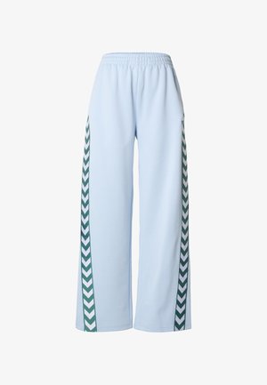 Lichtblauwe joggingbroek met een elastische tailleband en een uitlopende pasvorm, voorzien van groene chevronstrepen langs de zijden. Zachte katoenen stof.