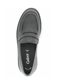 Grijze leren loafers met een textuurafwerking, voorzien van een ronde neus, een bovenste band en een zwarte binnenzool met "Gabor" branding.