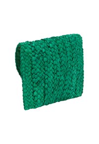 Clutch bag intrecciata verde con un design testurizzato e intrecciato, di forma rettangolare. Il materiale è probabilmente sintetico o in fibre naturali.