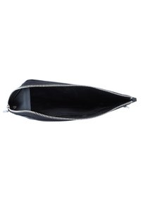 Pochette en cuir noir avec une fermeture éclair argentée, présentant une texture lisse et un design minimaliste. L'intérieur est doublé de tissu noir.