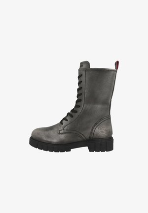 Botte de combat à lacets en cuir gris métallique avec un bout rond, finition texturée et semelle en caoutchouc noire avec un logo en relief.