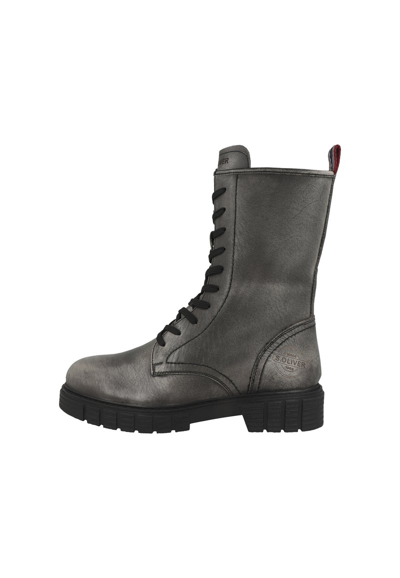 Botte de combat à lacets en cuir gris métallique avec un bout rond, finition texturée et semelle en caoutchouc noire avec un logo en relief.