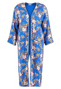 Kimono floral en vibrante tela azul. Presenta mangas de tres cuartos, frente abierto, dos bolsillos y un patrón floral con tonos amarillos y rojos.
