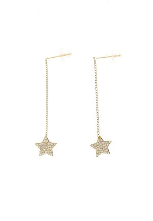 Złote kolczyki z łańcuszka z zawieszkami w kształcie gwiazdek, ozdobione małymi przezroczystymi kryształkami, na białym tle.