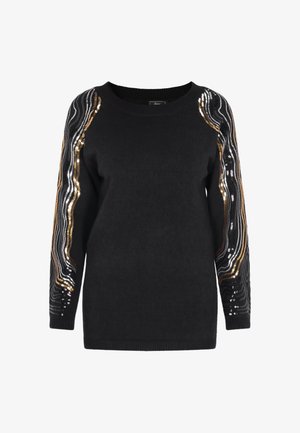 Pulover negru cu mâneci lungi, având un model ondulat de paiete aurii, argintii și negre pe umeri și un gât elastic.
