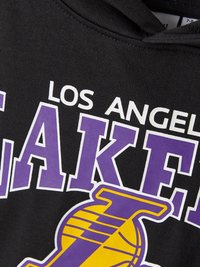 Felpa nera con cappuccio caratterizzata da un testo audace in bianco e viola "LOS ANGELES LAKERS" con una grafica di un pallone da basket e un canestro in giallo. Tessuto morbido.