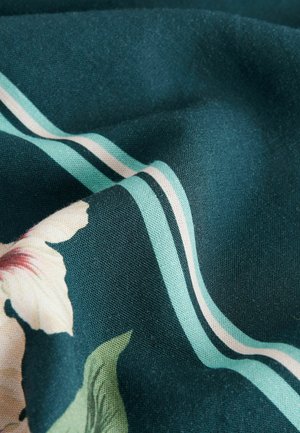 Tkanina s cvetnim vzorcem v temnem teal odtenku, z rožnatimi in belimi cvetovi, ter teal in belimi črtami. Gladka tekstura, lahka materiala.