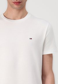 Tommy Jeans SLIM TEE 2 PACK - Basic T-shirt - ecru/blue moment