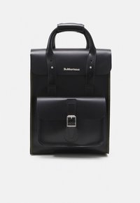 Μαύρο δερμάτινο σακίδιο με δομημένο σχέδιο, λαβή στο επάνω μέρος, μπροστινή τσέπη με πόρπη και κίτρινη ραφή κατά μήκος των άκρων.