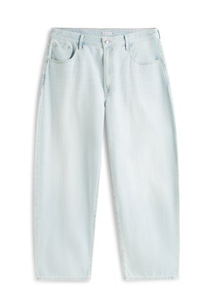 Φωτεινά γαλάζια τζιν με ίσια γραμμή, πέντε τσέπες, κούμπωμα με κουμπί και θηλιές για ζώνη, απλωμένα επίπεδα σε λευκό φόντο.