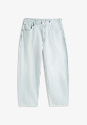 Φωτεινά γαλάζια τζιν με ίσια γραμμή, πέντε τσέπες, κούμπωμα με κουμπί και θηλιές για ζώνη, απλωμένα επίπεδα σε λευκό φόντο.