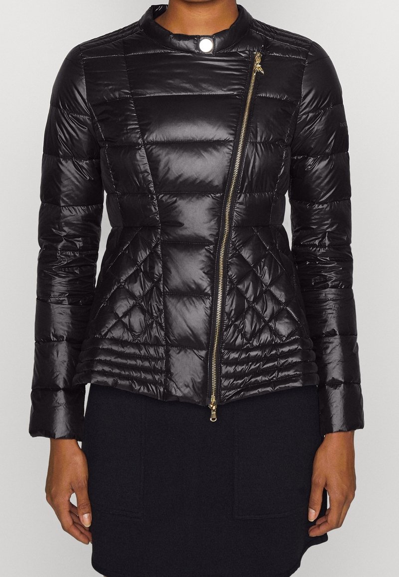 Czarna kurtka puchowa o dopasowanym kroju, pikowanym wykończeniu, wysokim kołnierzu i diagonalnym złotym zamkiem błyskawicznym. Charakteryzuje się gładkim, połyskującym materiałem.