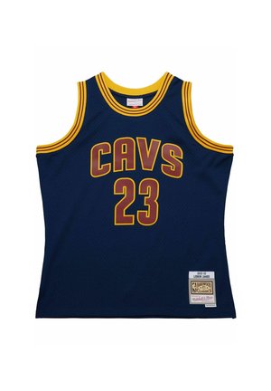 Canotta da basket blu navy con rifiniture gialle, "CAVS" e numero 23 in rosso e giallo, e una toppa Hardwood Classics in basso a destra.