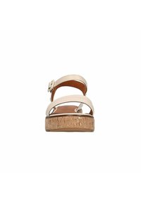 Witte leren sandalen met twee brede banden en een gesp. Kurken zool met een gestructureerd oppervlak en een lichte verhoging bij de hiel.