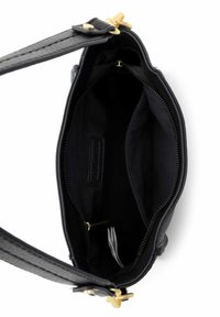 Černá kožená kabelka s texturovaným povrchem, zlatými kovovými doplňky a zipovou vnitřní kapsou. Vnitřek je vyložen černou tkaninou.