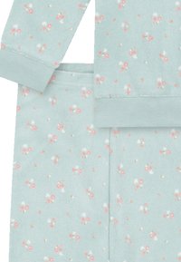Lichtblauwe pyjama-set van zachte stof, met kleine roze bloemenpatronen, ribbelmanchetten en zachte randen aan de top en onderkant.